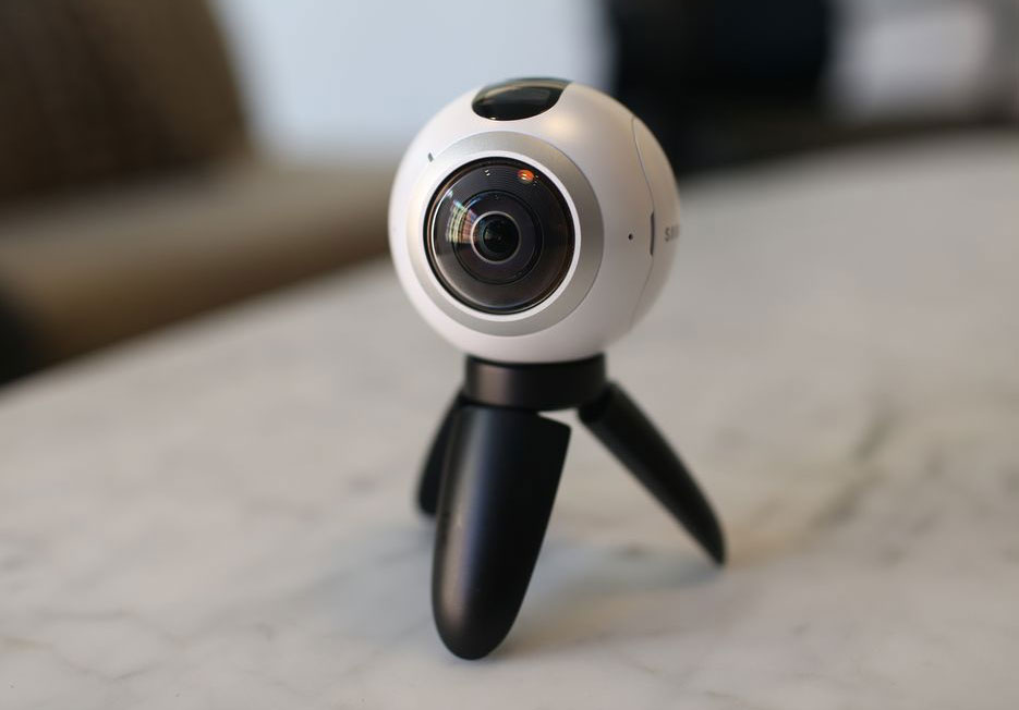 Step Into The Frame With The Samsung Gear 360 Portable Vr Camera Mega Cool Things